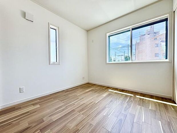 ■■居室■■各居室ごとにデザイン性のある窓を配置しました。壁面にはデスクやベット等の家具を置きやすいように高さや位置にも配慮しました。自分だけのお気に入りの空間を是非ご体感下さい。