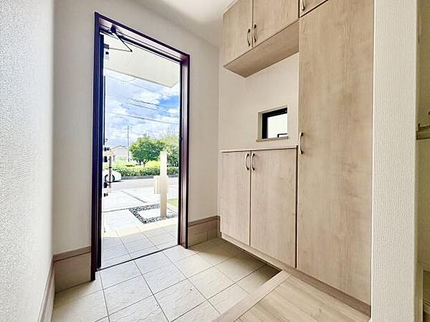 ■■玄関■■人を迎え入れる最初の場所だからこそ、清潔感がある空間にして頂ける様にゆとりあるシューズボックスを設置しました。おでかけの時も帰った時も、「我が家」を最初に感じでもらえる素敵な空間に。