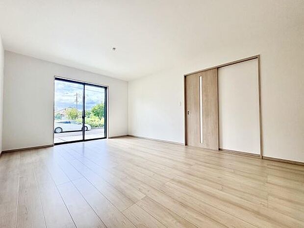 ■■憩いの場所■■パートナーや家族が集う憩いの空間。真新しい木目、Shadeのあるフローリングや白亜のクロスを陽の光、ダウンライトが照らし出し、家族・友人・知人の会話に華を咲かせます。