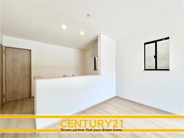 ■■ステキな時間を!■■忙しい朝でも、しっかり家族が揃って食事をして頂けるゆとりある大きさのダイニングスペース。奥様が作る手料理をカウンター越しに受けとって頂き、テーブルで囲む素敵な時間を存分に。