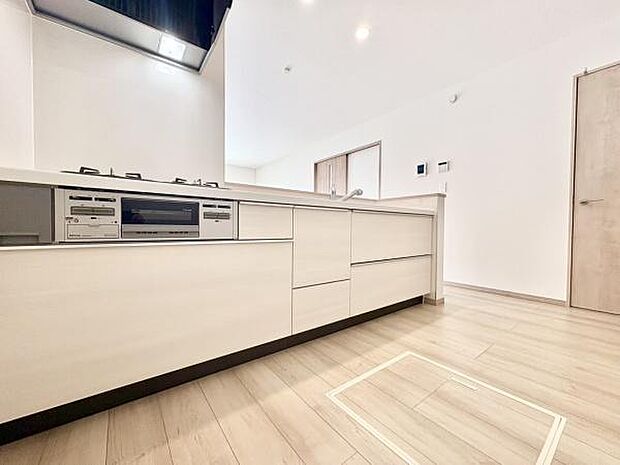 ■■対面キッチン■■キッチンは収納数もさる事ながら、リビングで寛ぐ家族や小さなお子様を見守りながら料理が出来る「対面式の温もり設計」。キッチンから立ち込める香りが今日の料理を期待させます