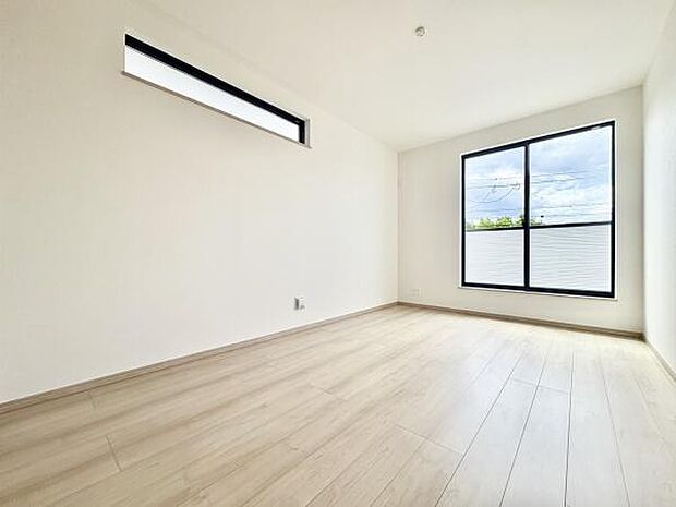 ■■メインベッドルーム■■クローゼット付の広い主寝室。プライベートを保ちながらもバランスよく配置された窓から緩やかな陽が射し込み、広い空間を光が満たしていきます。