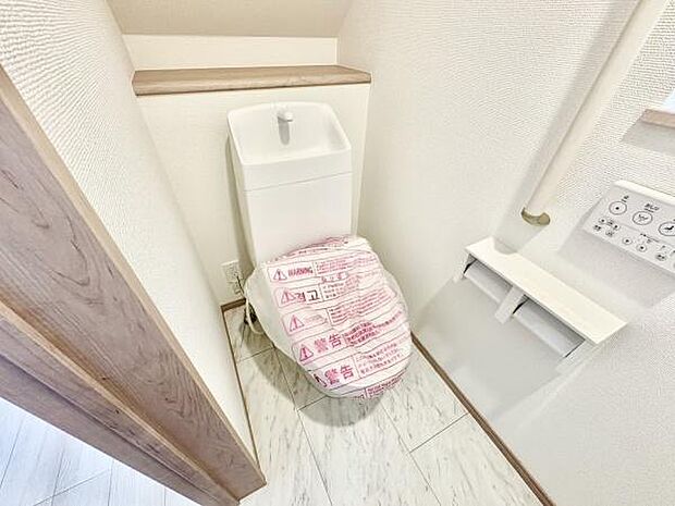 ■■Toilet■■清潔な空間を保ちたいトイレはオフホワイトでまとめました。毎日使う場所だからこそお手入れも楽々にできる機能が搭載されております。汚れが付着しにくい便器はお掃除も楽々です。
