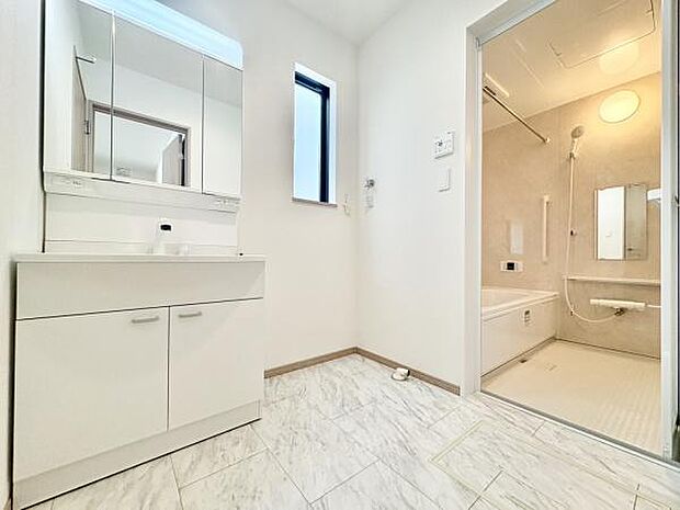 ■■清潔な空間■■毎日使うものだから清潔な空間を保ちたい水回り。洗面にはそんな願いを解消させてくれる収納アイデアが満載です。三面鏡の裏側にはキャビネットが現れ小物から背の高い物まで収納できます。