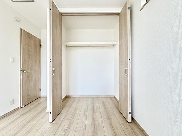 ■■closet■■クローゼットはスーツ類から丈の長いコート類まで何でも収納できる便利なスペースです。衣装ケースと併用することでセーター類なども収納でき自分だけのスペースにカスタマイズできます。