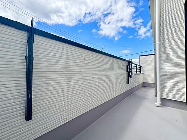 ■■開放感感じるバルコニー■■頬をなでる優しい風を感じることが出来るバルコニー。つい深呼吸をしたくなる気持ちの良い場所はこのお部屋の自慢です。お洗濯物を干すスペースとしても十分な広さがあります。