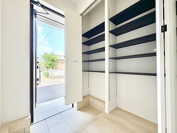 ■■玄関■■人を迎え入れる最初の場所だからこそ、清潔感がある空間にして頂ける様にゆとりあるシューズボックスを設置しました。おでかけの時も帰った時も、「我が家」を最初に感じでもらえる素敵な空間に。