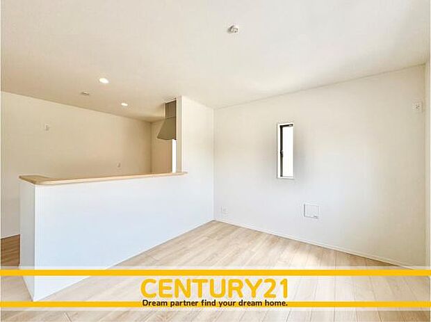 ■■ステキな時間を！■■忙しい朝でも、しっかり家族が揃って食事をして頂けるゆとりある大きさのダイニングスペース。奥様が作る手料理をカウンター越しに受けとって頂き、テーブルで囲む素敵な時間を存分に。