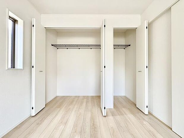 ■■何でも入る■■各居室のクローゼットはスーツ類から丈の長いコート類まで何でも収納できる便利なスペースです。衣装ケースと併用することでセーター類なども収納でき自分だけのスペースにできます。