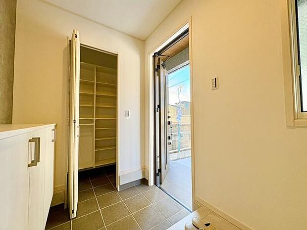 ■■玄関■■人を迎え入れる最初の場所だからこそ、清潔感がある空間にして頂ける様にゆとりあるシューズボックスを設置しました。おでかけの時も帰った時も、「我が家」を最初に感じでもらえる素敵な空間に。