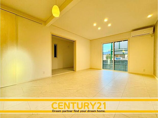 ■■ステキな時間を！■■忙しい朝でも、しっかり家族が揃って食事をして頂けるゆとりある大きさのダイニングスペース。奥様が作る手料理をカウンター越しに受けとって頂き、テーブルで囲む素敵な時間を存分に。