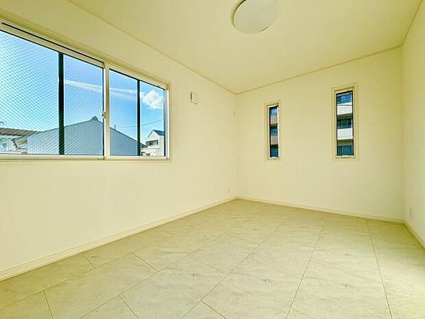 ■■居室■■各居室ごとにデザイン性のある窓を配置しました。壁面にはデスクやベット等の家具を置きやすいように高さや位置にも配慮しました。自分だけのお気に入りの空間を是非ご体感下さい。