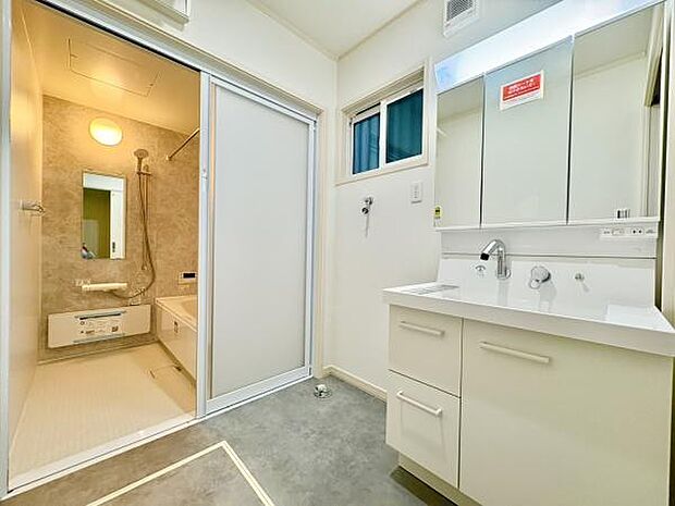 ■■清潔な空間■■毎日使うものだから清潔な空間を保ちたい水回り。洗面にはそんな願いを解消させてくれる収納アイデアが満載です。三面鏡の裏側にはキャビネットが現れ小物から背の高い物まで収納できます。