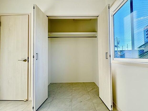 ■■何でも入る■■各居室のクローゼットはスーツ類から丈の長いコート類まで何でも収納できる便利なスペースです。衣装ケースと併用することでセーター類なども収納でき自分だけのスペースにできます。