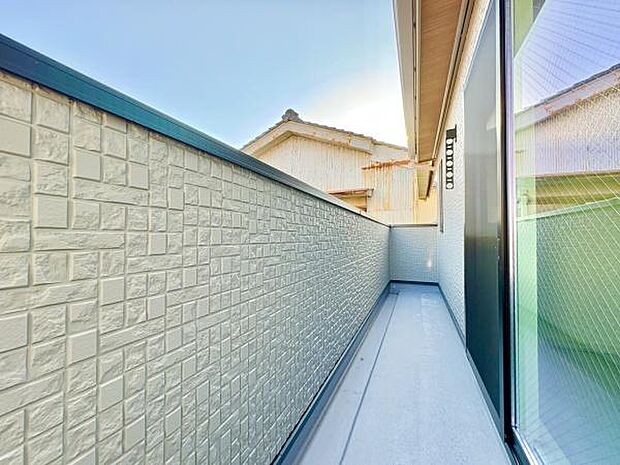 ■■開放感感じるバルコニー■■頬をなでる優しい風を感じることが出来るバルコニー。つい深呼吸をしたくなる気持ちの良い場所はこのお部屋の自慢です。お洗濯物を干すスペースとしても十分な広さがあります。