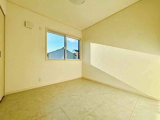 ■■明るい居室■■温もりある自然光を感じていただける居室です。飽きのこないナチュラルカラーの床にホワイトの壁紙は、色褪せることのない心地良さを作ります。