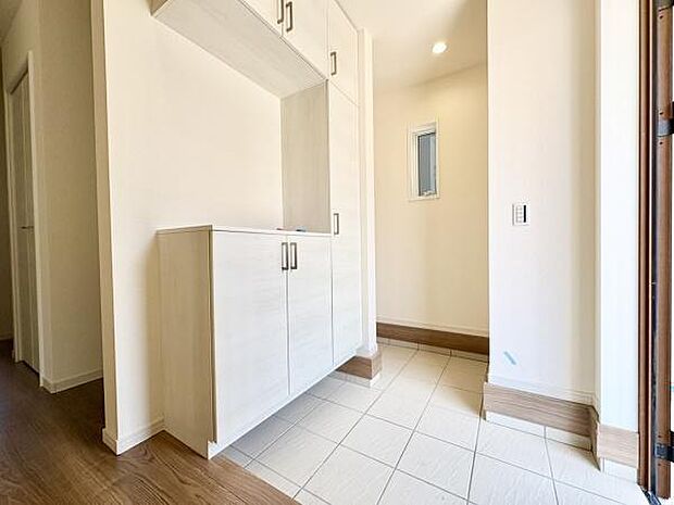 ■■玄関■■人を迎え入れる最初の場所だからこそ、清潔感がある空間にして頂ける様にゆとりあるシューズボックスを設置しました。おでかけの時も帰った時も、「我が家」を最初に感じでもらえる素敵な空間に。