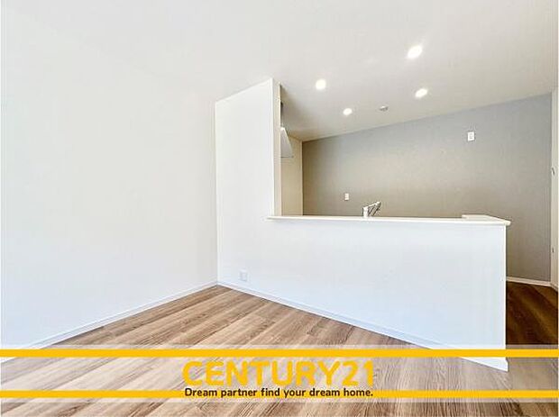 ■■ステキな時間を！■■忙しい朝でも、しっかり家族が揃って食事をして頂けるゆとりある大きさのダイニングスペース。奥様が作る手料理をカウンター越しに受けとって頂き、テーブルで囲む素敵な時間を存分に。