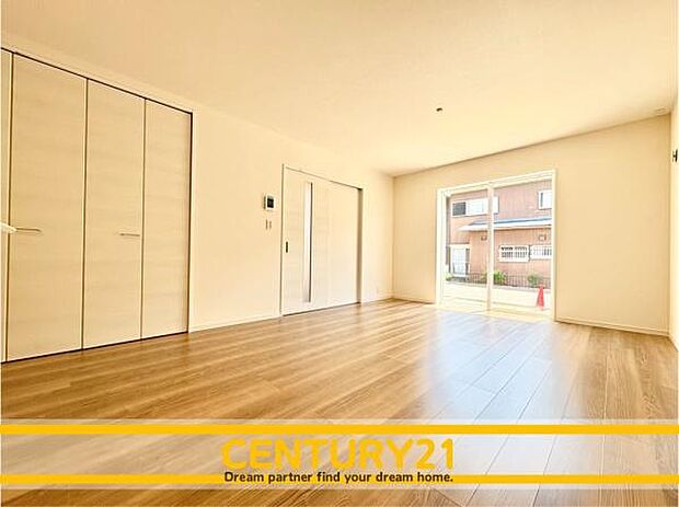 ■■憩いのリビング■■くつろぎを愉しむリビングルームは憩いの場となります。リビングとダイニングの空間機能を活かし、巧みに使い分ける発想が、ライフスタイルに新しいゆとりをもたらします。