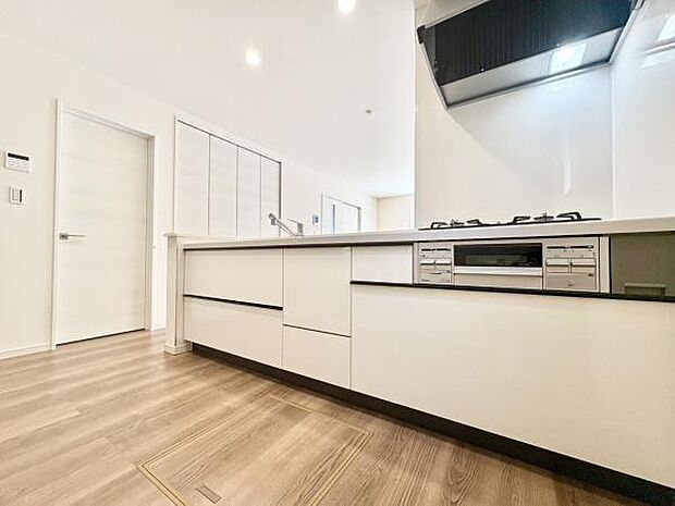 ■■対面キッチン■■キッチンは収納数もさる事ながら、リビングで寛ぐ家族や小さなお子様を見守りながら料理が出来る「対面式の温もり設計」。キッチンから立ち込める香りが今日の料理を期待させます