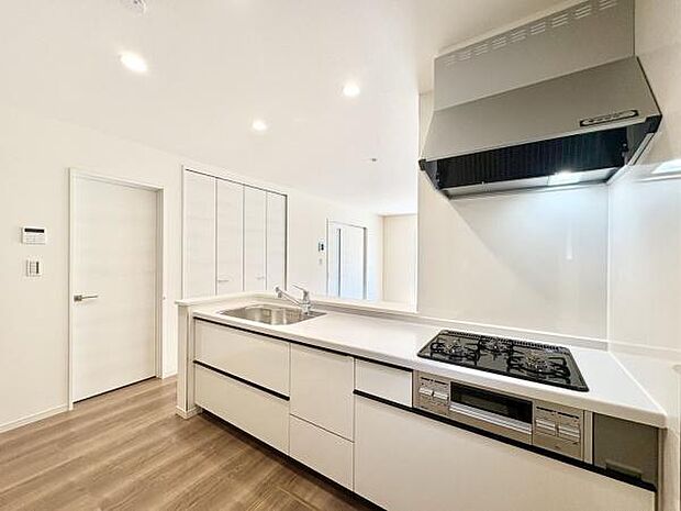 ■■キッチン■■家族や友人と味わう料理。会話を楽しみながら作りたいものですね。カウンターキッチンで一体感のあるLDKならそれも可能です。