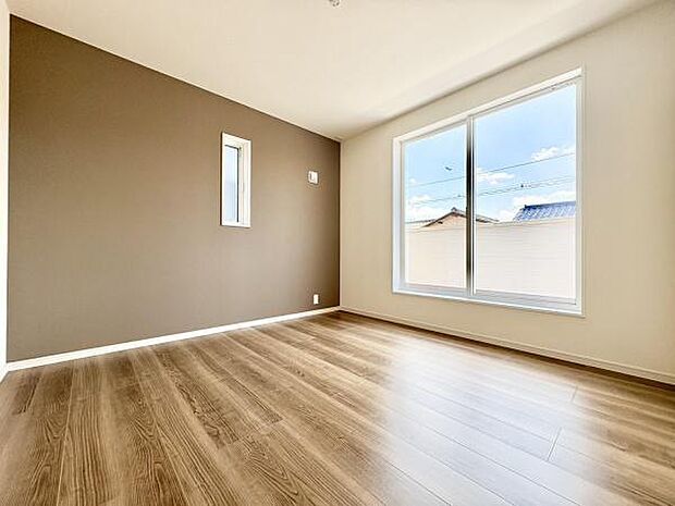 ■■メインベッドルーム■■クローゼット付の広い主寝室。プライベートを保ちながらもバランスよく配置された窓から緩やかな陽が射し込み、広い空間を光が満たしていきます。