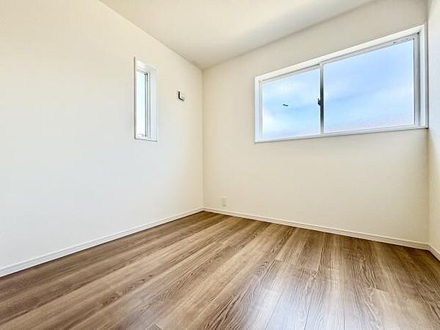 ■■明るい居室■■温もりある自然光を感じていただける居室です。飽きのこないナチュラルカラーの床にホワイトの壁紙は、色褪せることのない心地良さを作ります。