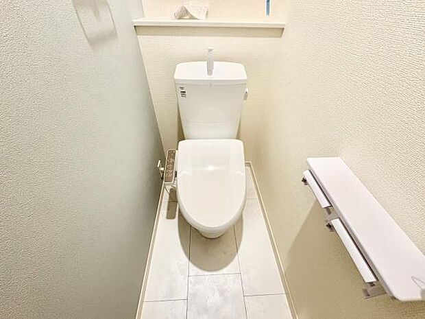 ■■Toilet■■清潔な空間を保ちたいトイレはオフホワイトでまとめました。毎日使う場所だからこそお手入れも楽々にできる機能が搭載されております。汚れが付着しにくい便器はお掃除も楽々です。