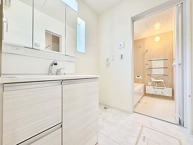 ■■清潔な空間■■毎日使うものだから清潔な空間を保ちたい水回り。洗面にはそんな願いを解消させてくれる収納アイデアが満載です。三面鏡の裏側にはキャビネットが現れ小物から背の高い物まで収納できます。