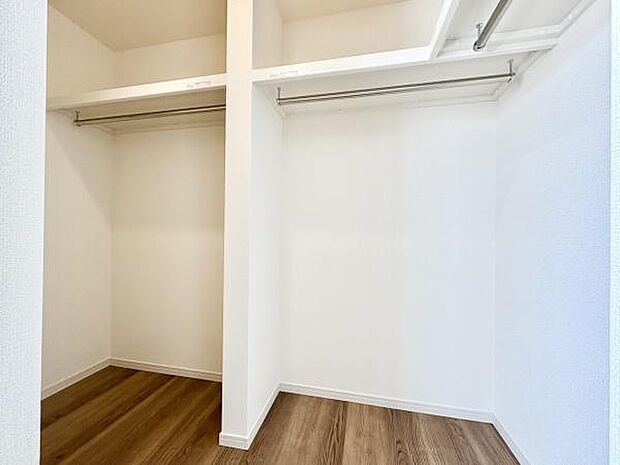 ■■何でも入る■■各居室のクローゼットはスーツ類から丈の長いコート類まで何でも収納できる便利なスペースです。衣装ケースと併用することでセーター類なども収納でき自分だけのスペースにできます。