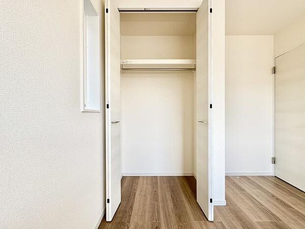 ■■closet■■クローゼットはスーツ類から丈の長いコート類まで何でも収納できる便利なスペースです。衣装ケースと併用することでセーター類なども収納でき自分だけのスペースにカスタマイズできます。