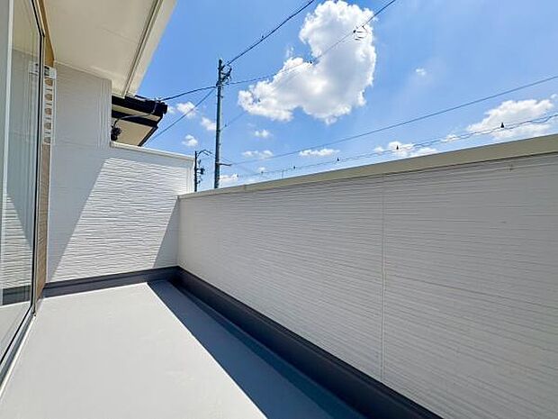 ■■開放感感じるバルコニー■■頬をなでる優しい風を感じることが出来るバルコニー。つい深呼吸をしたくなる気持ちの良い場所はこのお部屋の自慢です。お洗濯物を干すスペースとしても十分な広さがあります。