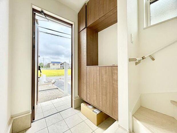 ■■玄関■■人を迎え入れる最初の場所だからこそ、清潔感がある空間にして頂ける様にゆとりあるシューズボックスを設置しました。おでかけの時も帰った時も、「我が家」を最初に感じでもらえる素敵な空間に。