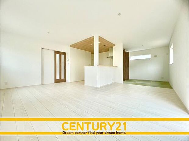 ■■ステキな時間を！■■忙しい朝でも、しっかり家族が揃って食事をして頂けるゆとりある大きさのダイニングスペース。奥様が作る手料理をカウンター越しに受けとって頂き、テーブルで囲む素敵な時間を存分に。