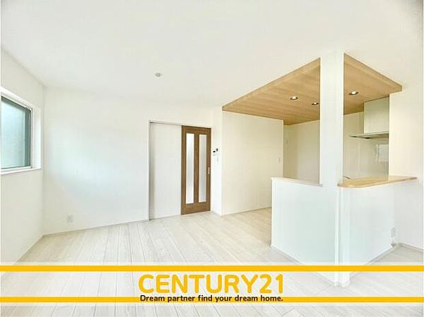 ■■憩いの場所■■パートナーや家族が集う憩いの空間。真新しい木目、Shadeのあるフローリングや白亜のクロスを陽の光、ダウンライトが照らし出し、家族・友人・知人の会話に華を咲かせます。