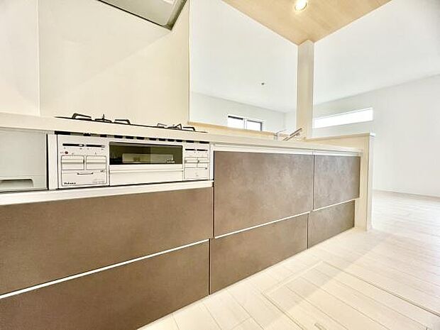 ■■対面キッチン■■キッチンは収納数もさる事ながら、リビングで寛ぐ家族や小さなお子様を見守りながら料理が出来る「対面式の温もり設計」。キッチンから立ち込める香りが今日の料理を期待させます