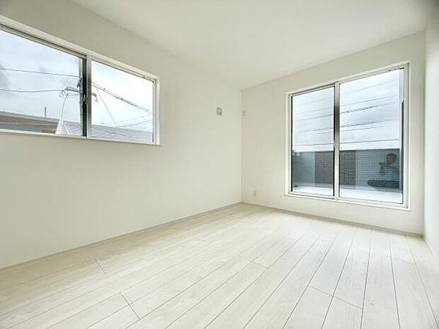 ■■明るい居室■■温もりある自然光を感じていただける居室です。飽きのこないナチュラルカラーの床にホワイトの壁紙は、色褪せることのない心地良さを作ります。
