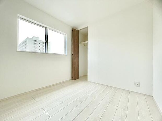 ■■居室■■各居室ごとにデザイン性のある窓を配置しました。壁面にはデスクやベット等の家具を置きやすいように高さや位置にも配慮しました。自分だけのお気に入りの空間を是非ご体感下さい。