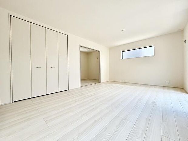 ■■憩いの場所■■パートナーや家族が集う憩いの空間。真新しい木目、Shadeのあるフローリングや白亜のクロスを陽の光、ダウンライトが照らし出し、家族・友人・知人の会話に華を咲かせます。