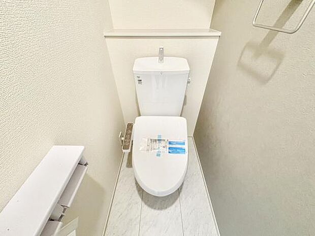 ■■Toilet■■清潔な空間を保ちたいトイレはオフホワイトでまとめました。毎日使う場所だからこそお手入れも楽々にできる機能が搭載されております。汚れが付着しにくい便器はお掃除も楽々です。