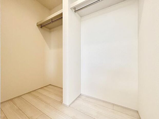 ■■何でも入る■■各居室のクローゼットはスーツ類から丈の長いコート類まで何でも収納できる便利なスペースです。衣装ケースと併用することでセーター類なども収納でき自分だけのスペースにできます。