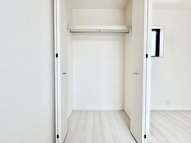 ■■closet■■クローゼットはスーツ類から丈の長いコート類まで何でも収納できる便利なスペースです。衣装ケースと併用することでセーター類なども収納でき自分だけのスペースにカスタマイズできます。