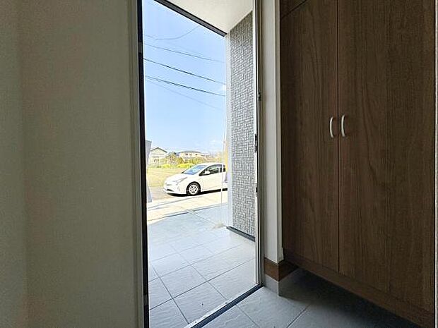 ■■玄関■■人を迎え入れる最初の場所だからこそ、清潔感がある空間にして頂ける様にゆとりあるシューズボックスを設置しました。おでかけの時も帰った時も、「我が家」を最初に感じでもらえる素敵な空間に。