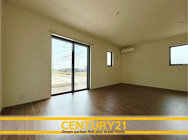 ■■ステキな時間を!■■忙しい朝でも、しっかり家族が揃って食事をして頂けるゆとりある大きさのダイニングスペース。奥様が作る手料理をカウンター越しに受けとって頂き、テーブルで囲む素敵な時間を存分に。