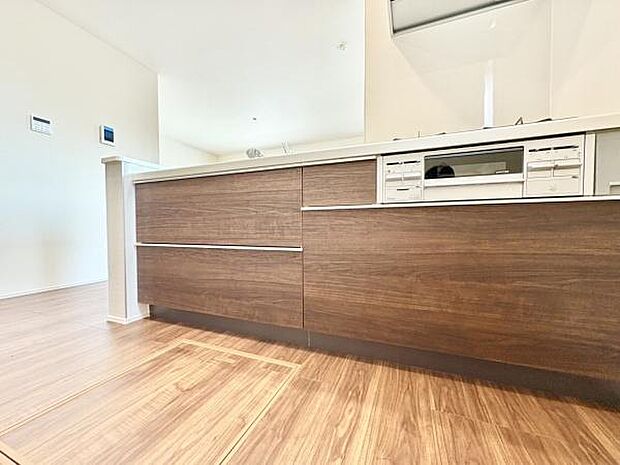 ■■対面キッチン■■キッチンは収納数もさる事ながら、リビングで寛ぐ家族や小さなお子様を見守りながら料理が出来る「対面式の温もり設計」。キッチンから立ち込める香りが今日の料理を期待させます