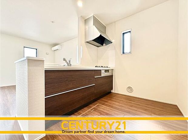 ■■広々キッチン■■大型の冷蔵庫やレンジボードもしっかり置ける広々としたキッチンスペースが大事。ゆとりある空間で作業ができるとお料理の腕も日に日に上がりそうな気がしてきます。