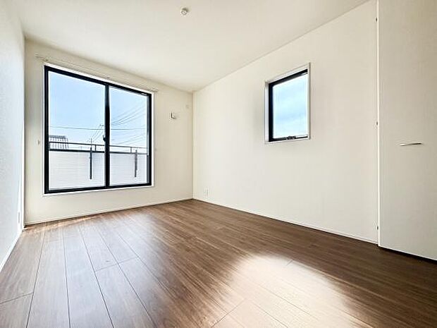 ■■メインベッドルーム■■ウォークinクローゼット付の広い主寝室。プライベートを保ちながらもバランスよく配置された窓から緩やかな陽が射し込み、広い空間を光が満たしていきます。