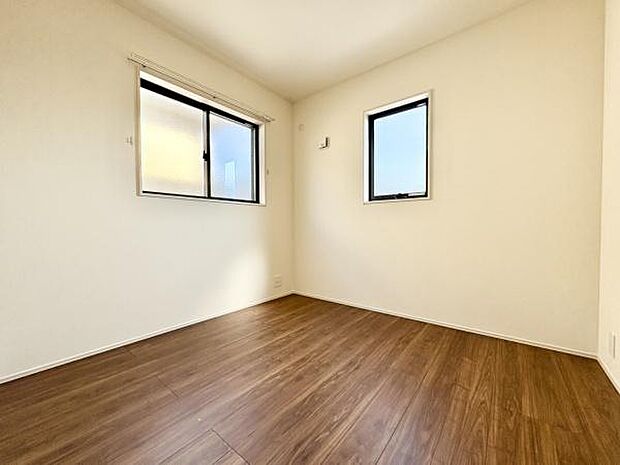 ■■居室■■各居室ごとにデザイン性のある窓を配置しました。壁面にはデスクやベット等の家具を置きやすいように高さや位置にも配慮しました。自分だけのお気に入りの空間を是非ご体感下さい。