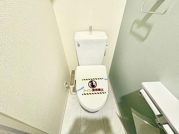 ■■Toilet■■清潔な空間を保ちたいトイレはオフホワイトでまとめました。毎日使う場所だからこそお手入れも楽々にできる機能が搭載されております。汚れが付着しにくい便器はお掃除も楽々です。