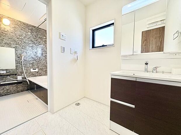 ■■清潔な空間■■毎日使うものだから清潔な空間を保ちたい水回り。洗面にはそんな願いを解消させてくれる収納アイデアが満載です。三面鏡の裏側にはキャビネットが現れ小物から背の高い物まで収納できます。